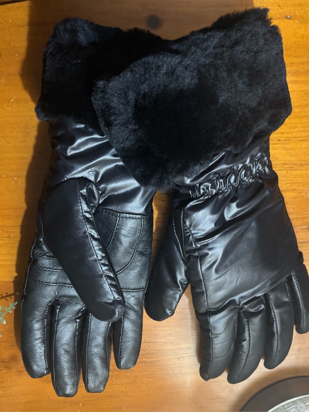✨ NWT UGG Fontanne Smart Gloves - Black ✨ - Picture 2 of 6